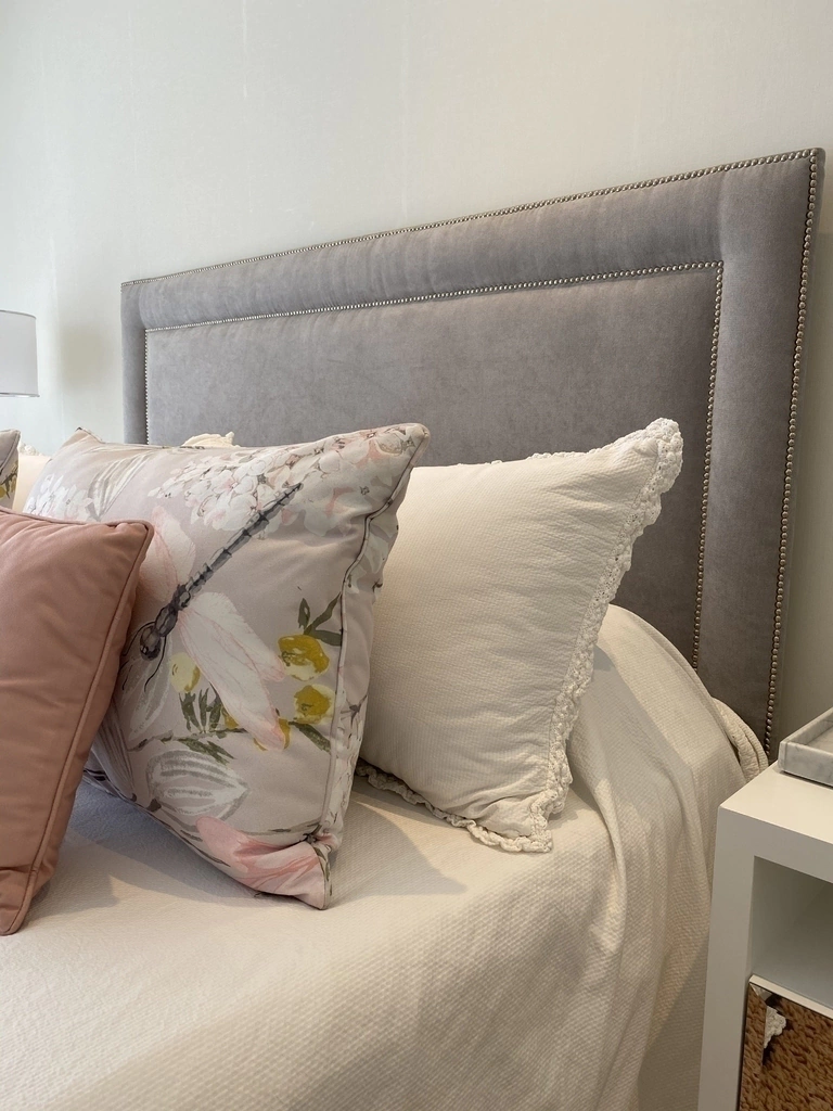 RESPALDO LISO CON MARCO Y TACHAS - gris