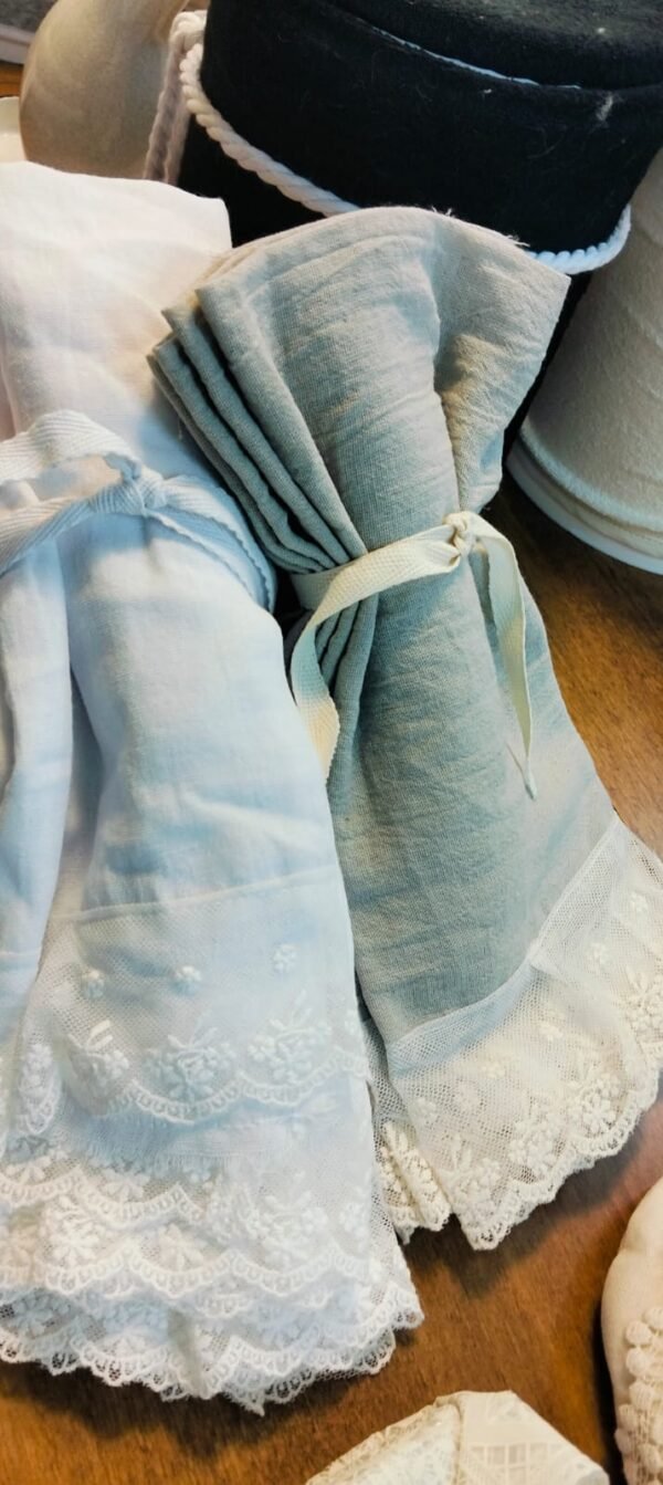 Servilletas c Puntillas //disponible  gris y blanco x 6unidades - Imagen 2