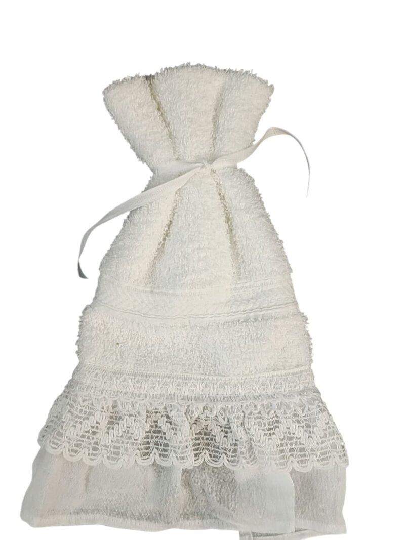 Toallas de mano con encaje son una opción decorativa y elegante.