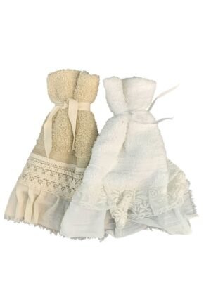 Toallas de mano con encaje son una opción decorativa y elegante.