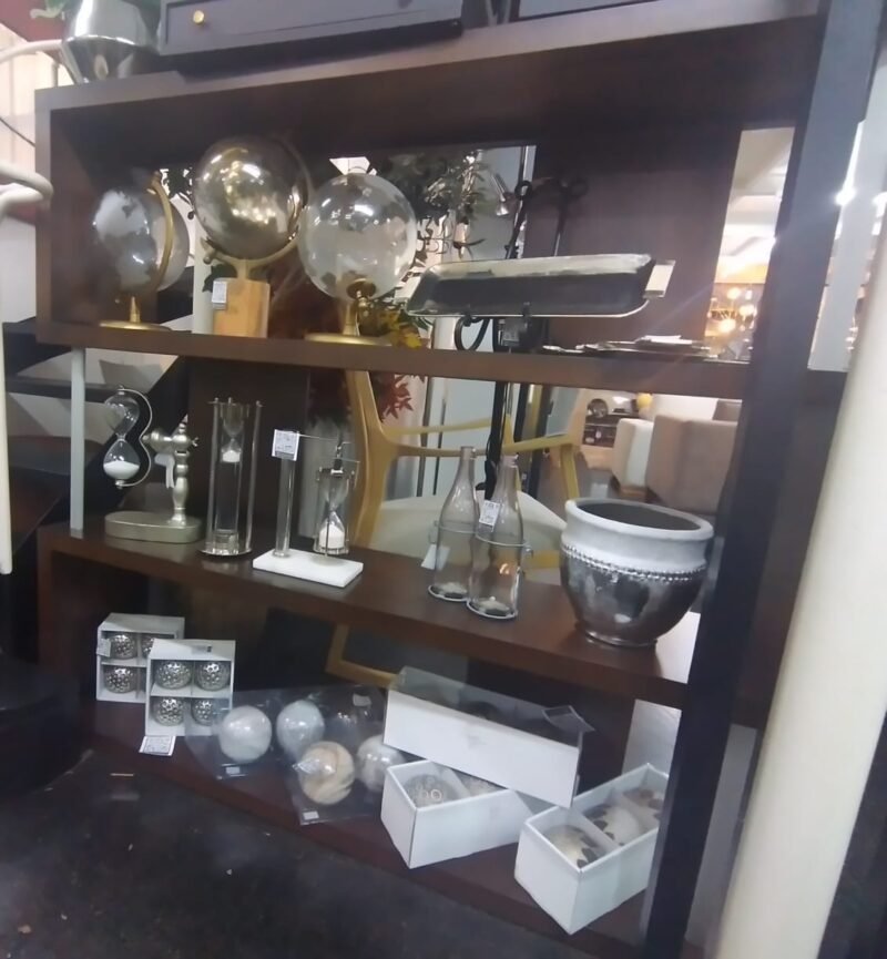 Mueble en forma de S