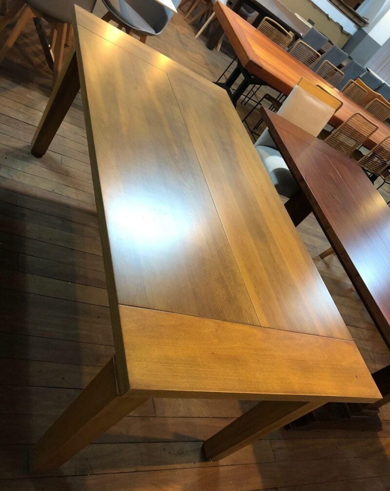WhatsApp Image 2023-11-18 at 09.52.18 Mesa de Comedor Open con tapa Newdor Guatambu. Lustre Armilar. Medidas 1,80 x 0,91 x 0,75 h // 30% OFF EN EFECTIVO