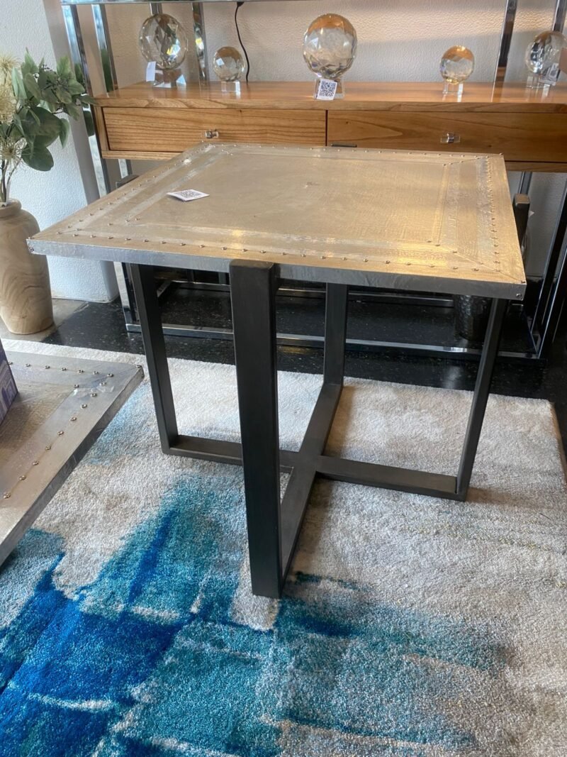 MESA CHIC. CUADRADA DE HIERRO / 50% OFF EN EFECTIVO